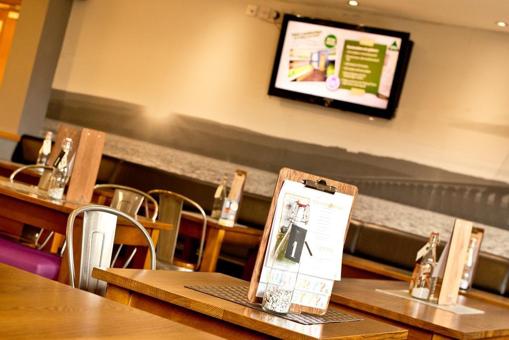 Yha Cardiff Central Pansiyon Dış mekan fotoğraf The interior of a typical Waitrose café