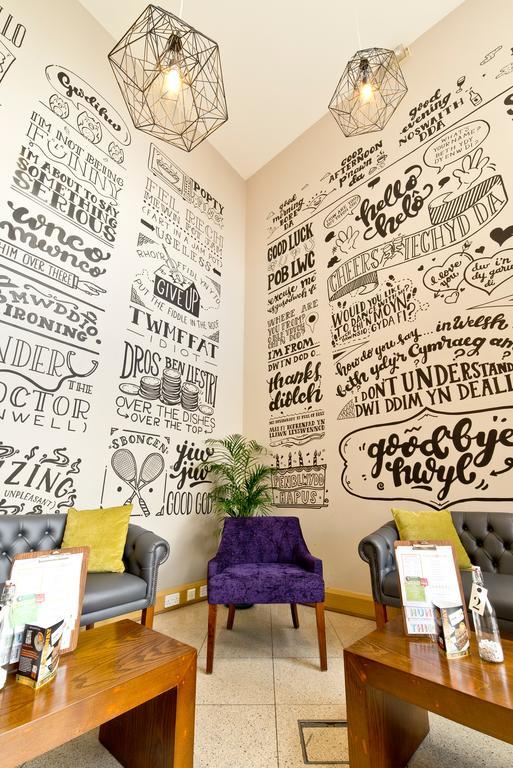 Yha Cardiff Central Pansiyon Dış mekan fotoğraf Wall graphics