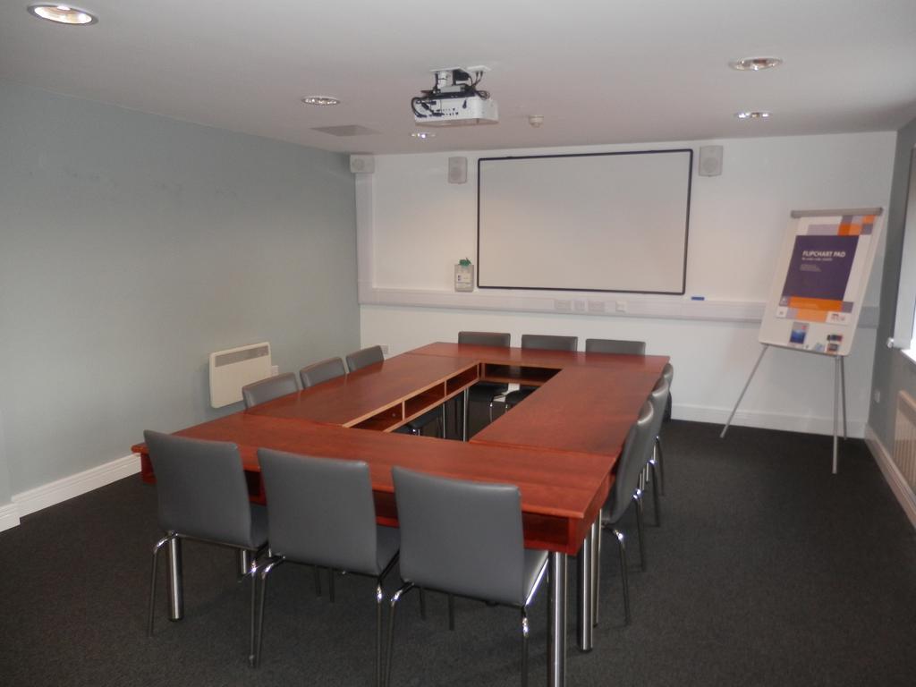 Yha Cardiff Central Pansiyon Dış mekan fotoğraf The boardroom at the University of East London