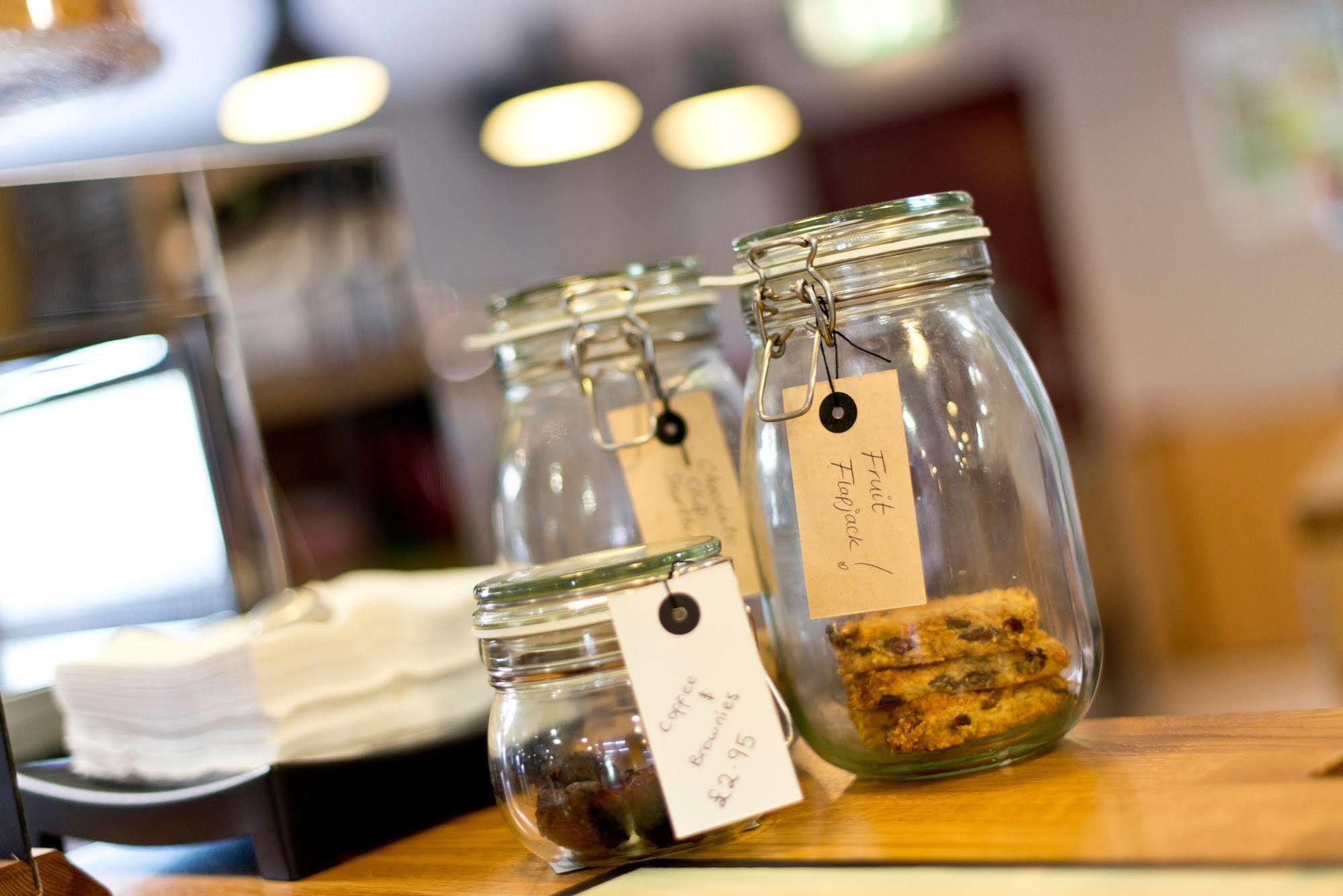 Yha Cardiff Central Pansiyon Dış mekan fotoğraf A jar of dried kombu