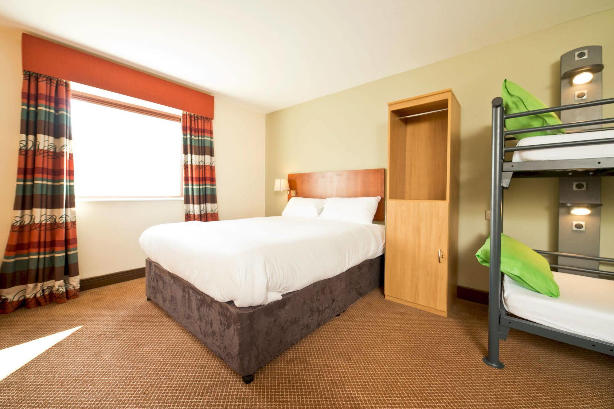 Yha Cardiff Central Pansiyon Dış mekan fotoğraf A typical room at the Premier Inn, London Heathrow