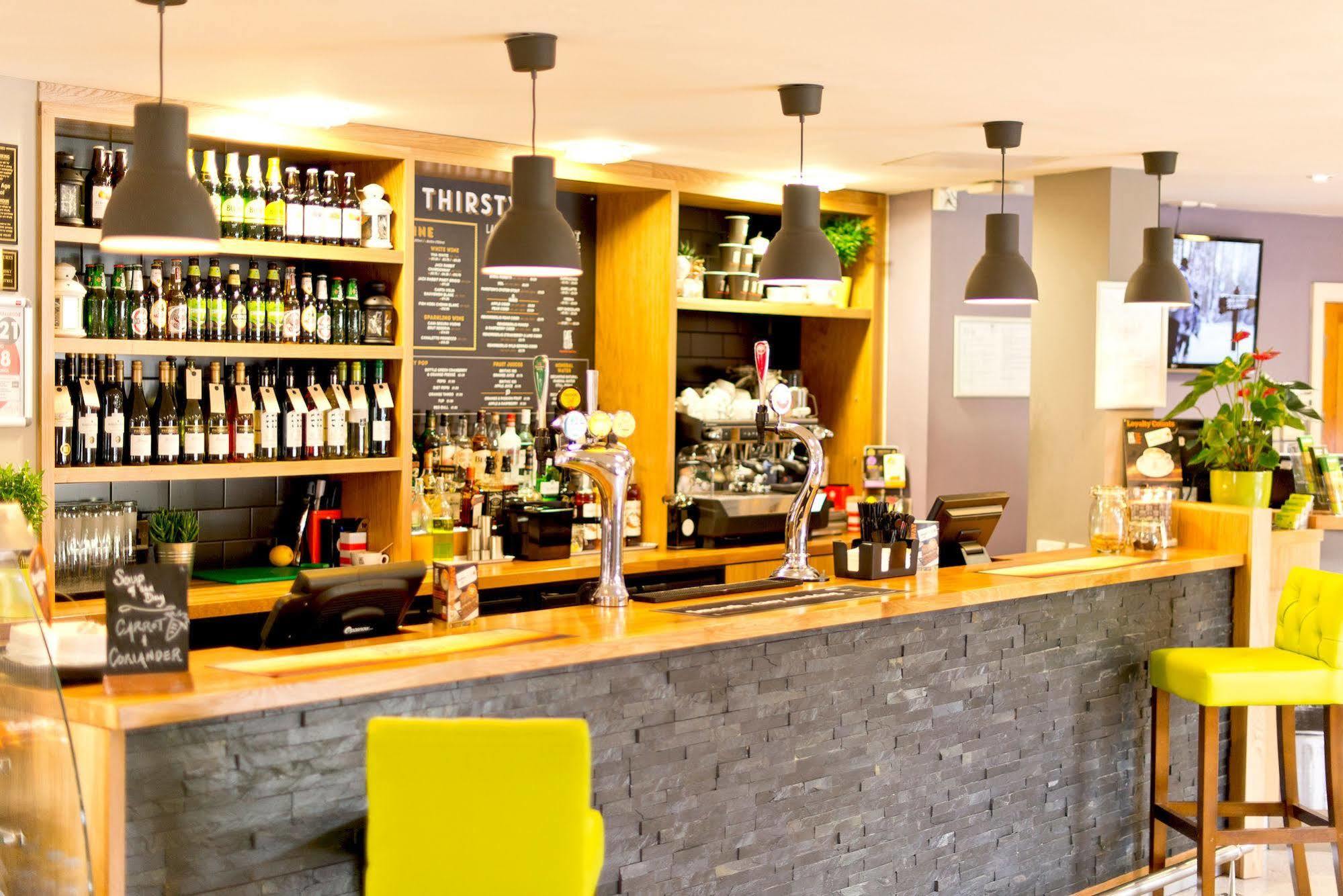 Yha Cardiff Central Pansiyon Dış mekan fotoğraf The bar at the hotel