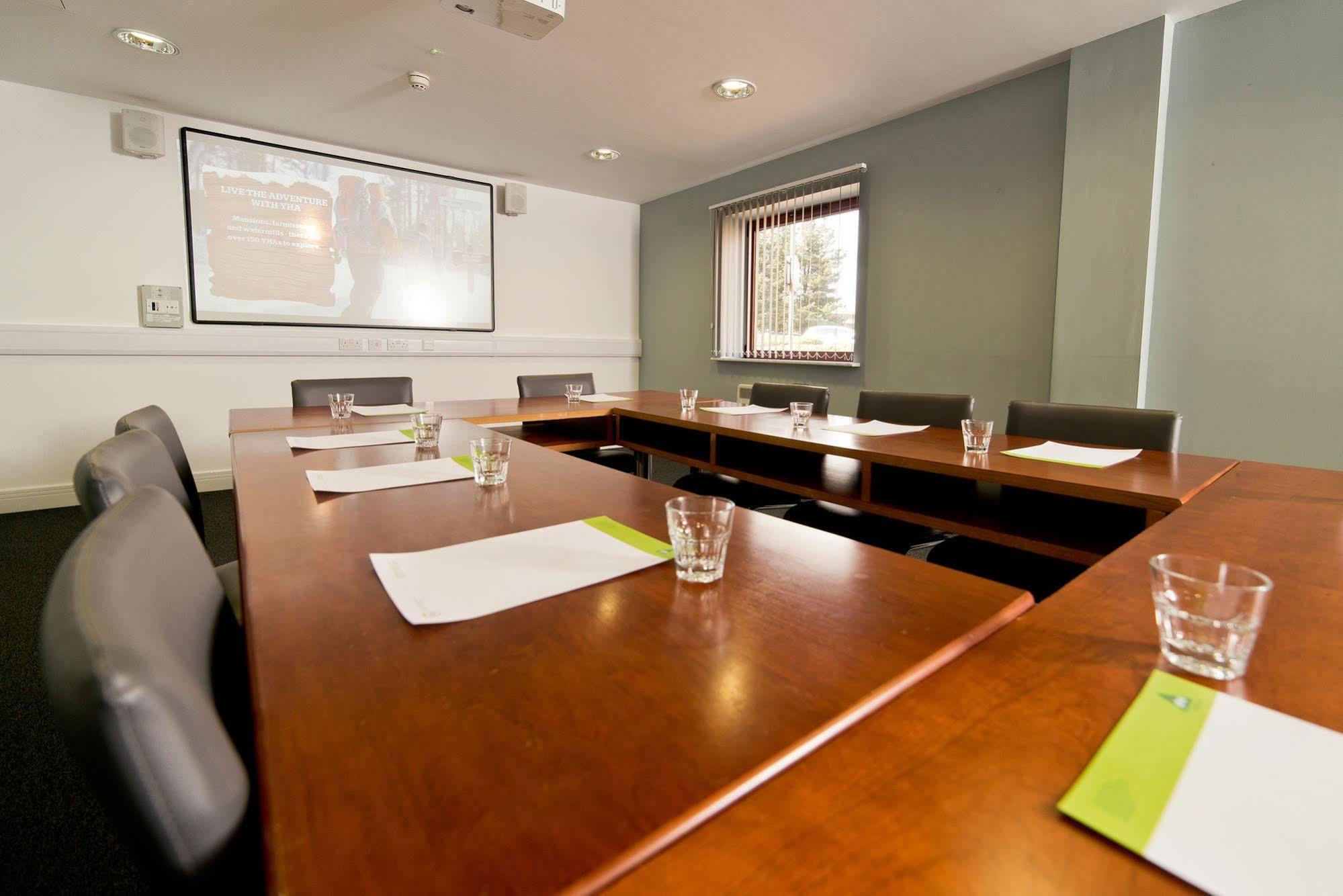 Yha Cardiff Central Pansiyon Dış mekan fotoğraf A meeting room at the University of Nottingham