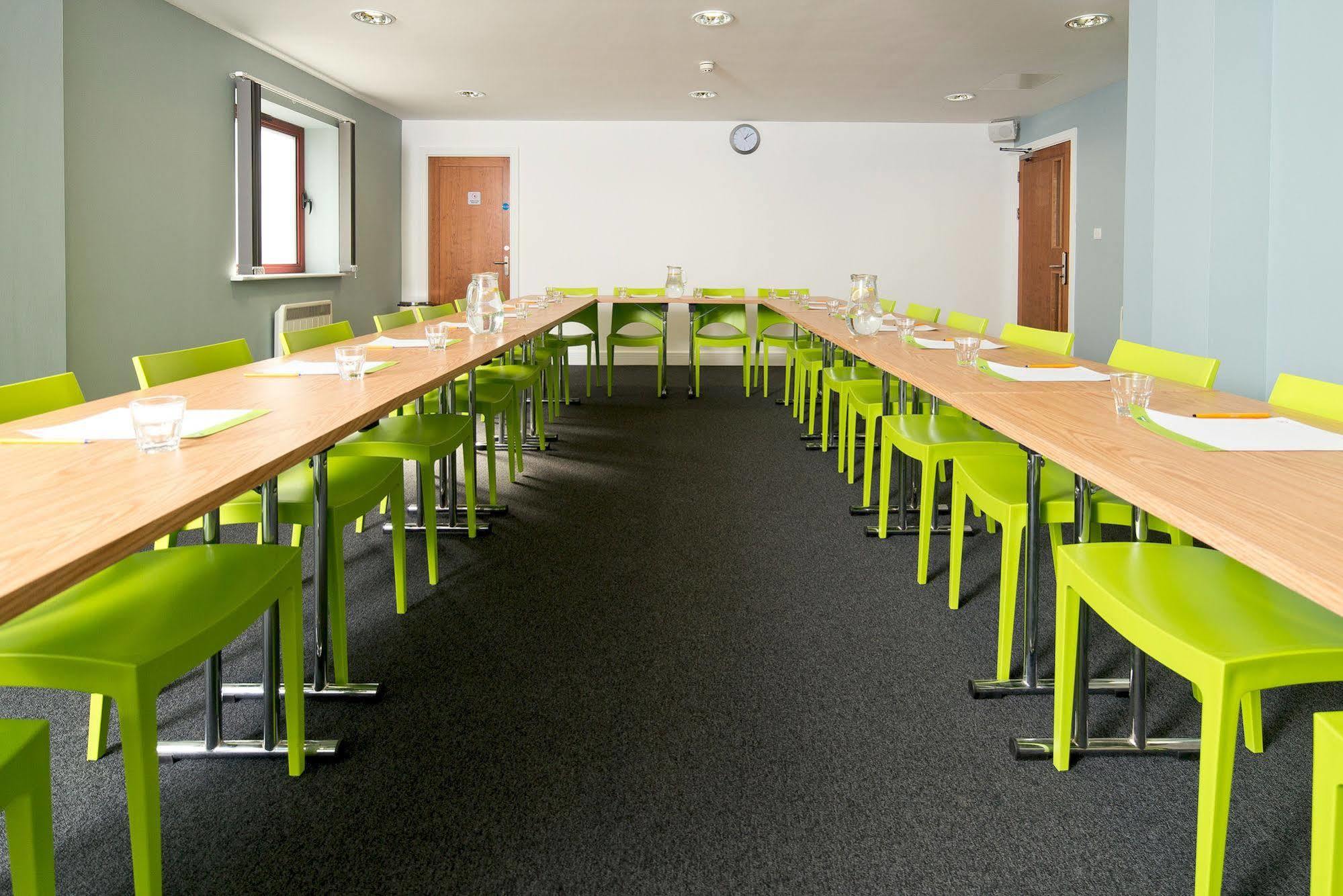 Yha Cardiff Central Pansiyon Dış mekan fotoğraf The dining room at the school