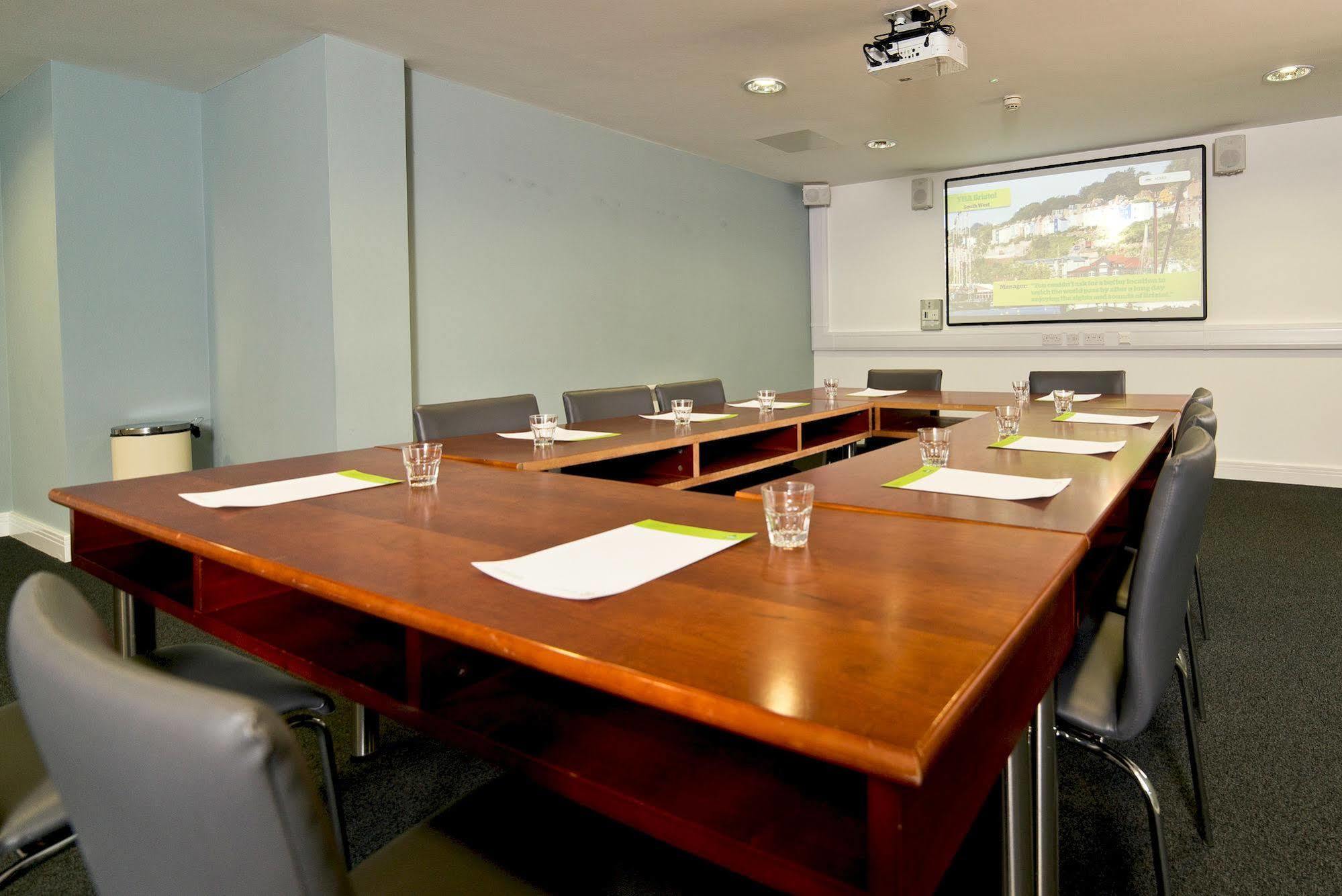 Yha Cardiff Central Pansiyon Dış mekan fotoğraf A meeting room at the University of Waikato